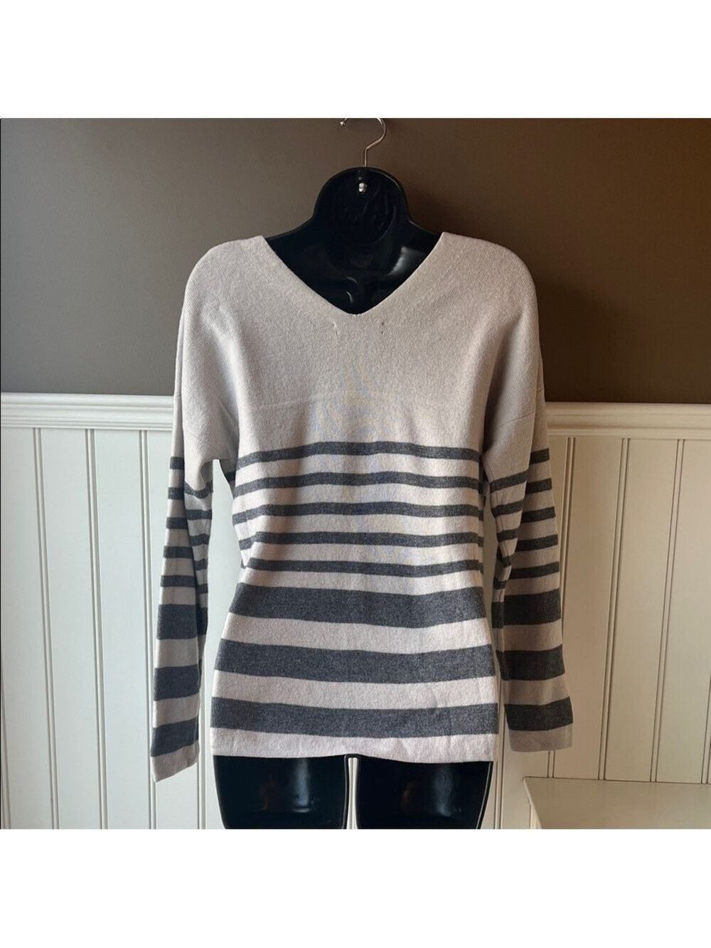 BANANA REPUBLIC Gray Striped VEE PULLOVER V-Neck Merino Wool Sweater - Picture 9 of 16